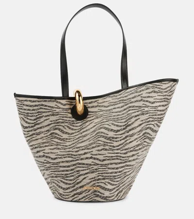 JACQUEMUS LE BAMBOLA LEATHER-TRIMMED TOTE BAG