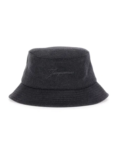 JACQUEMUS LE BOB CACHEMIRO GREY BUCKET HAT WITH LOGO LETTERING EMBROIDERY ON THE FRONT AND RIBBED BRIM IN WOOL
