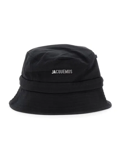 JACQUEMUS LE BOB GADJO BLACK BUCKET HAT WITH LOGO LETTERING ON THE FRONT AND SELF-TIE CLOSURE ON THE REAR IN C