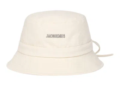 Pre-owned Jacquemus Le Bob Gadjo Bow Knotted Bucket Hat In Off White