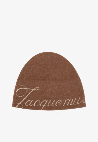 Jacquemus Le Atelier Logo-intarsia Beanie Hat In Brown
