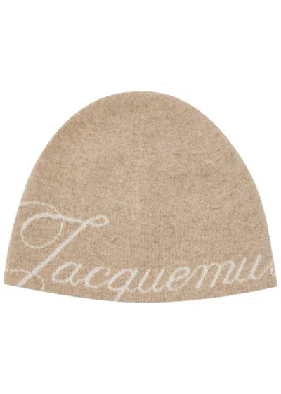 Jacquemus Le Bonnet Atelier Logo-intarsia Wool-blend Beanie In Brown