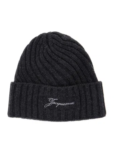 JACQUEMUS 'LE BONNET TOURNI' GREY BEANIE WITH TURN-UP BRIM AND LOGO LETTERING ON THE FRONT IN WOOL MAN