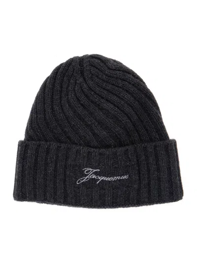 JACQUEMUS LE BONNET TOURNI GREY BEANIE WITH TURN-UP BRIM AND LOGO LETTERING ON THE FRONT IN WOOL MAN