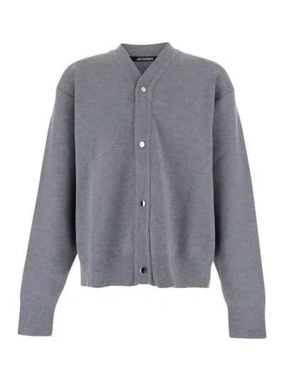 JACQUEMUS GREY V-NECK CARDIGAN WITH DROPPED SHOULDERS IN COTTON MAN