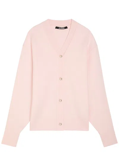 Jacquemus Le Cardigan Doppio Merino Wool-blend Cardigan In Pink