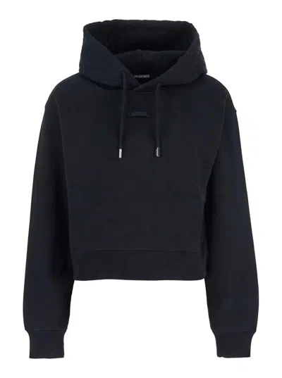 JACQUEMUS 'LE HOODIE GROS GRAIN' BLACK CROPPED HOODIE WITH DRAWSTRING HOOD AND LOGO PATCH ON THE FRONT