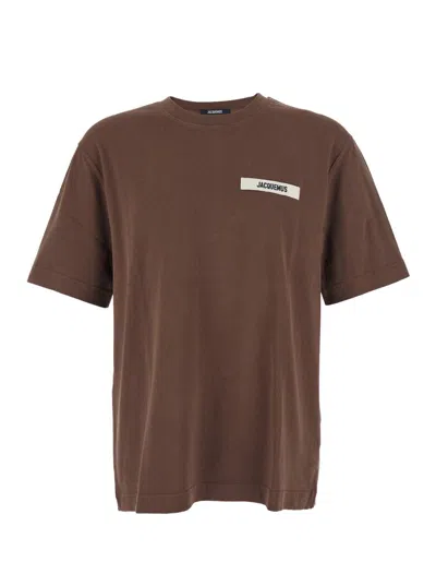 JACQUEMUS 'LE T-SHIRT GROS GRAIN' BROWN T-SHIRT WITH LOGO PATCH ON THE FRONT IN COTTON MAN