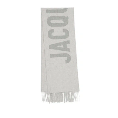 Jacquemus Logo Jacquard Wool Fringed Scarf In Gray