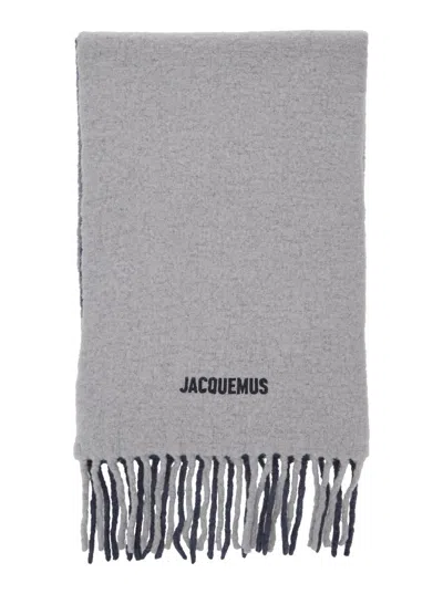 JACQUEMUS LECHARPE MOISSON GREY SCARF WITH LOGO LETTERING ON THE FRONT AND FRINGED HEM IN WOOL BLEND WOMAN