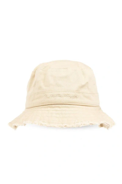 Jacquemus L'enfant Logo Embroidered Narrow Brim Bucket Hat In Beige