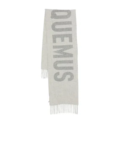JACQUEMUS JACQUEMUS LOGO DETAILED FRINGED EDGE SCARF