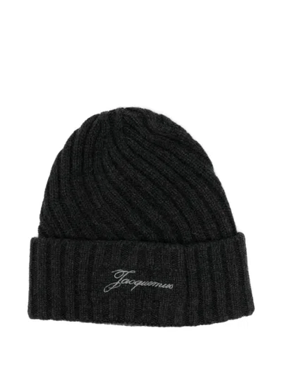 Jacquemus Le Bonnet Tourni Grey Beanie With Turn-up Brim And Logo Lettering On The Front In Wool Man In Black