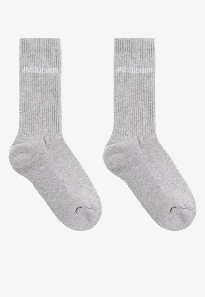 Jacquemus Logo Embroidered Ribbed Socks In Gray