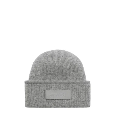 JACQUEMUS JACQUEMUS LOGO PATCH RIBBED BEANIE