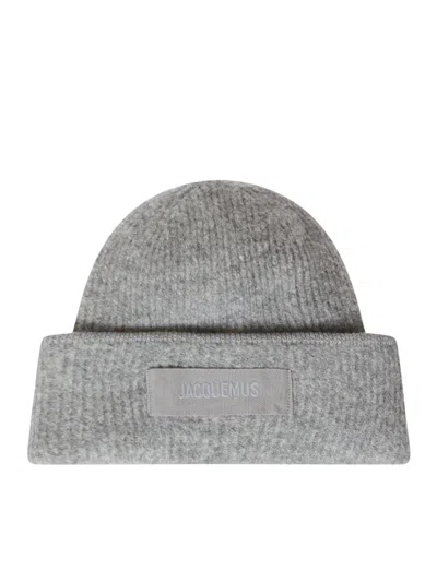 Jacquemus Logo Patch Ribbed Beanie In Grey