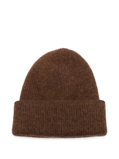 Jacquemus Logo-patch Ribbed Beanie Hat In Brown