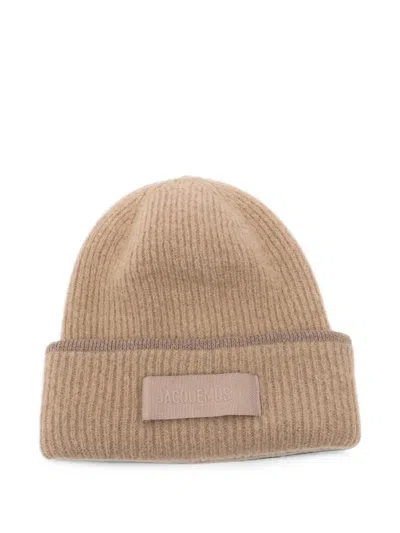 Jacquemus Logo-patch Ribbed-knit Beanie Hat In Brown