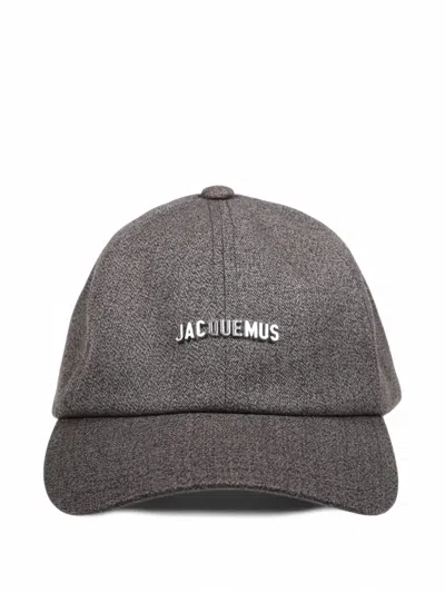 Jacquemus Logo-plaque Baseball Cap In Gray