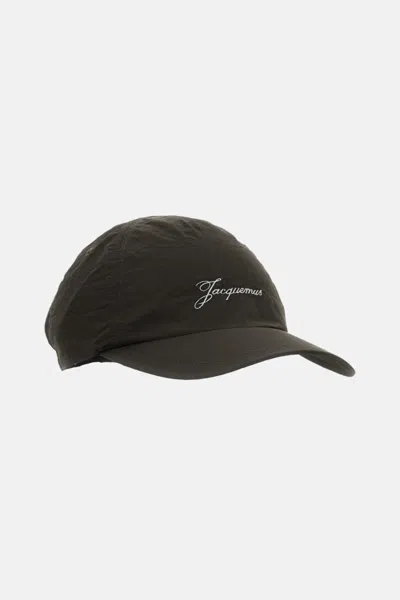 JACQUEMUS MEN DARK BROWN SOLID LOGO BASEBALL HAT, M LUXURY HATS FOR MEN DARVEYS