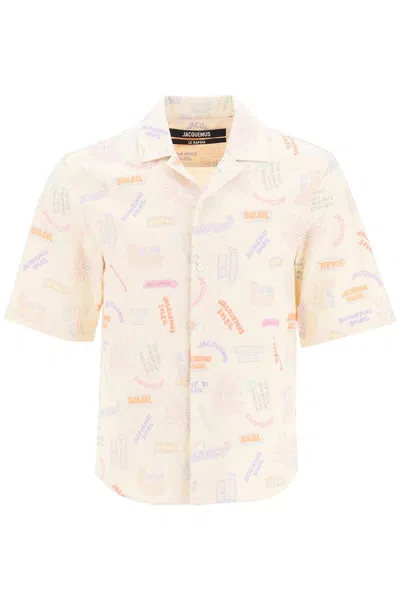 JACQUEMUS MEN'S SHORT SLEEVE SHIRT WITH BOWLING COLLAR AND CONTRASTING LOGO PRINTS