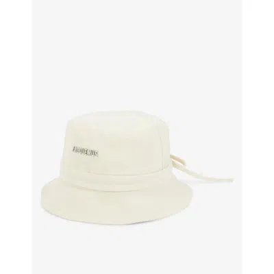 Jacquemus Mens Off-white Le Bob Gadjo Metallic-plaque Cotton Bucket Hat L/xl