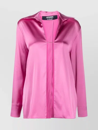 Jacquemus Gold Toned Logo Link Satin Shirt In Pink