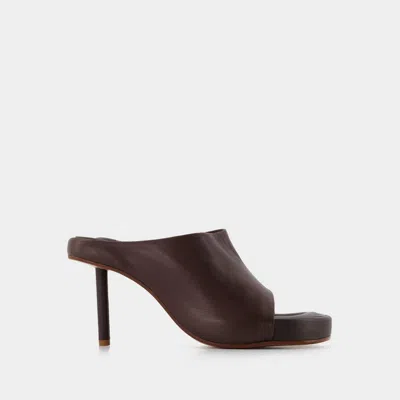 Jacquemus Nuvola Mules In Brown