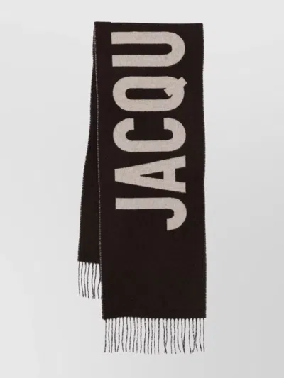 JACQUEMUS RECTANGULAR SCARF WITH FRINGED EDGES AND BOLD LETTERING