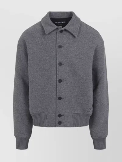 JACQUEMUS RIBBED CUFF BOMBER JACKET FEATURING POCKETS