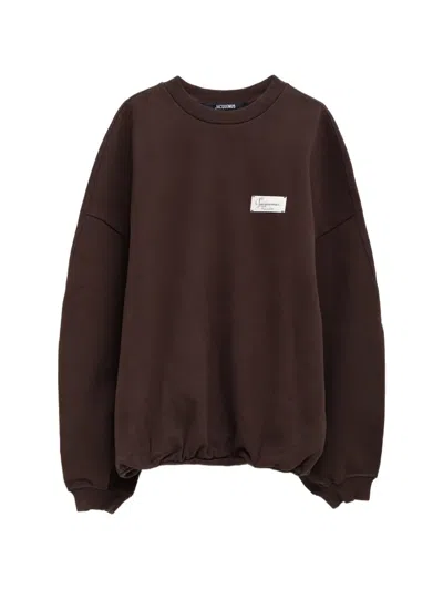 Jacquemus Le Sweatshirt Montaigne Crewneck Sweatshirt In Burgundy