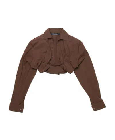 Jacquemus Ruched Cropped Long-sleeved Shirt In Brown