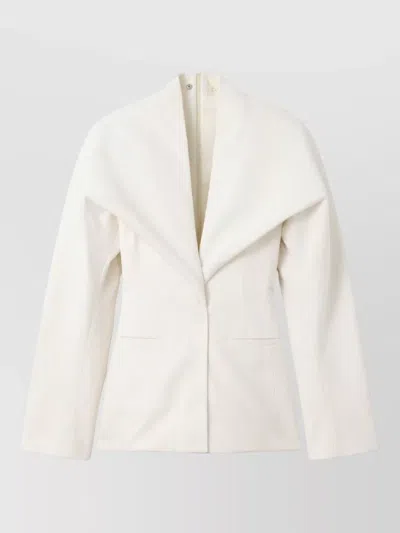 Jacquemus Shawl Collar Fitted V Neck Jacket In White