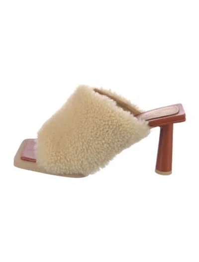 Pre-owned Jacquemus Shearling Slides In Neutrals