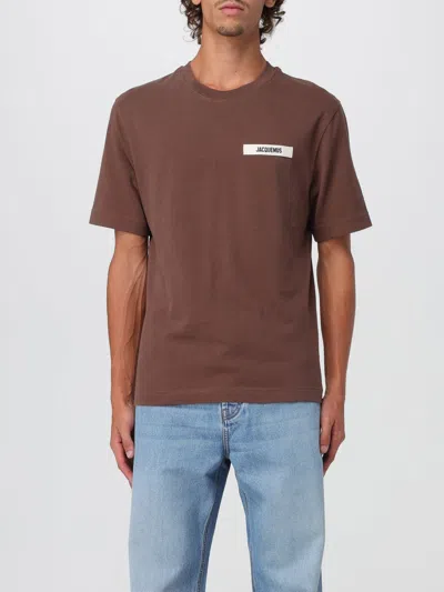 JACQUEMUS T-SHIRT JACQUEMUS MEN COLOR BROWN,H18546032