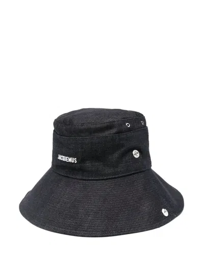 JACQUEMUS JACQUEMUS THE DE-NÎMES BUCKET HAT