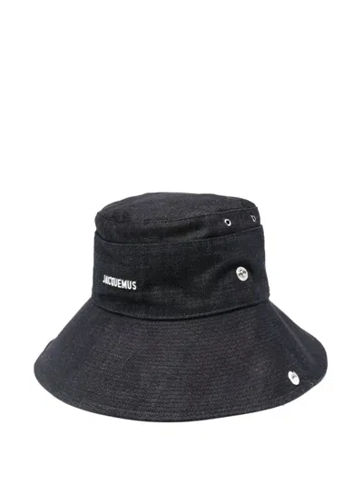 JACQUEMUS JACQUEMUS THE DE-NÎMES BUCKET HAT