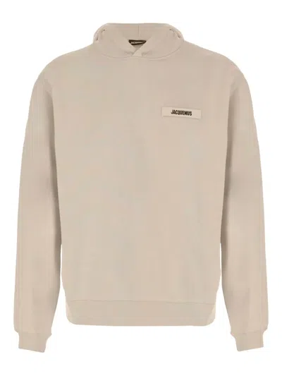 Jacquemus The Gros Grain Logo-plaque Hooded Sweatshirt In Gray