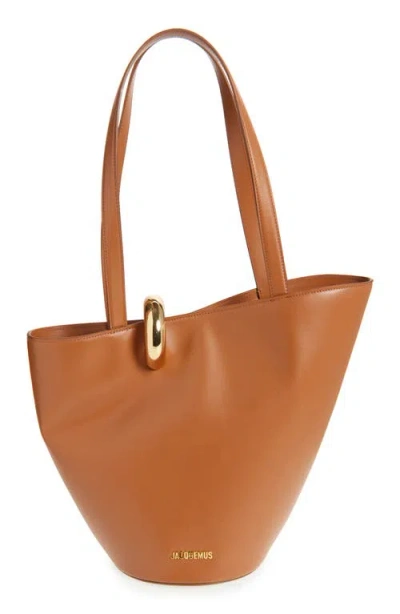 JACQUEMUS JACQUEMUS THE MEDIUM BAMBOLA ASYMMETRIC LEATHER BUCKET BAG