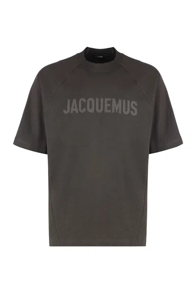 Jacquemus Le Typo Cotton Logo Graphic T-shirt In Brown