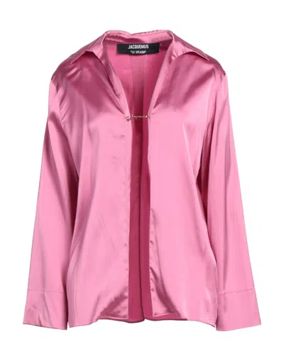 Jacquemus Gold Toned Logo Link Satin Shirt In Pink