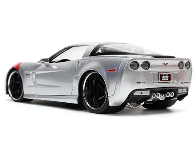Jada 2006 Chevrolet Corvette Z06 Silver Metallic With Red Stripes "bigtime Muscle" Series 1/24 Diecast Mo