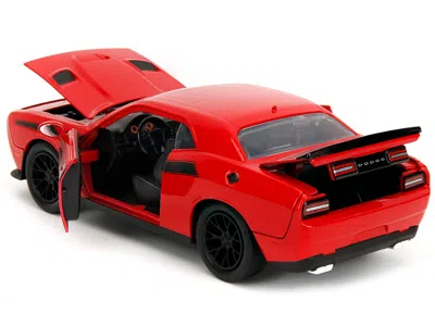 Jada 2015 Dodge Challenger Red With Black Stripes And Glenn Diecast Figure "the Walking Dead" (2010-2022)