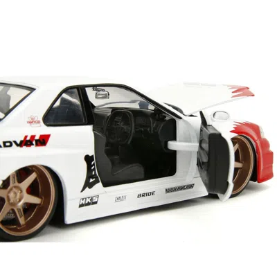 Jada Toys Jada 2002 Nissan Skyline Gt-r R34 Rhd Right Hand Drive White With Red Graphics & Ryu Diecast Figure
