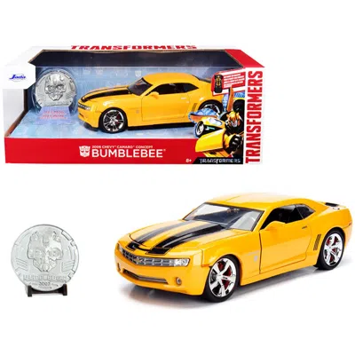 Jada Toys Jada 2006 Chevrolet Camaro Concept Yellow Bumblebee With Robot On Chassis & Collectible Metal Coin T