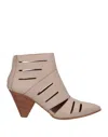 Janet & Janet Ankle Boots In Light Brown