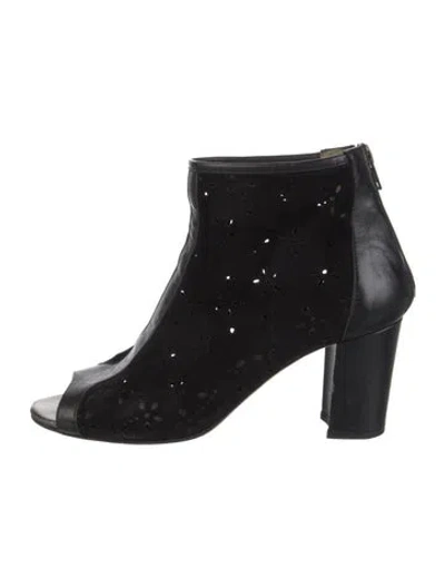 Pre-owned Jennifer Tattanelli Suede Lasercut Accents T-strap Pumps In Black