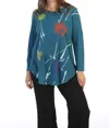 Jess & Jane Orbs Mineral Washed Cotton Top In Cypress In Multi
