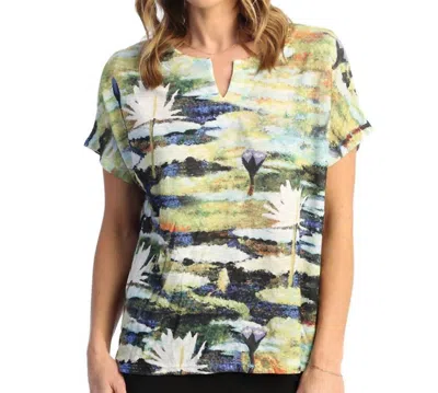 Jess & Jane Short Sleeve Notch Neck Top In Lily Pond In Brown