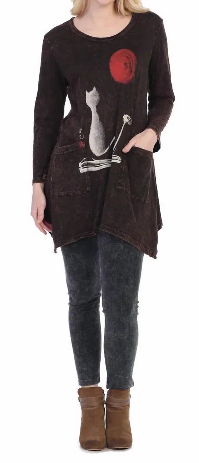 Jess & Jane Sun And Cat Mineral Washed Top Plus In Brown In Multi